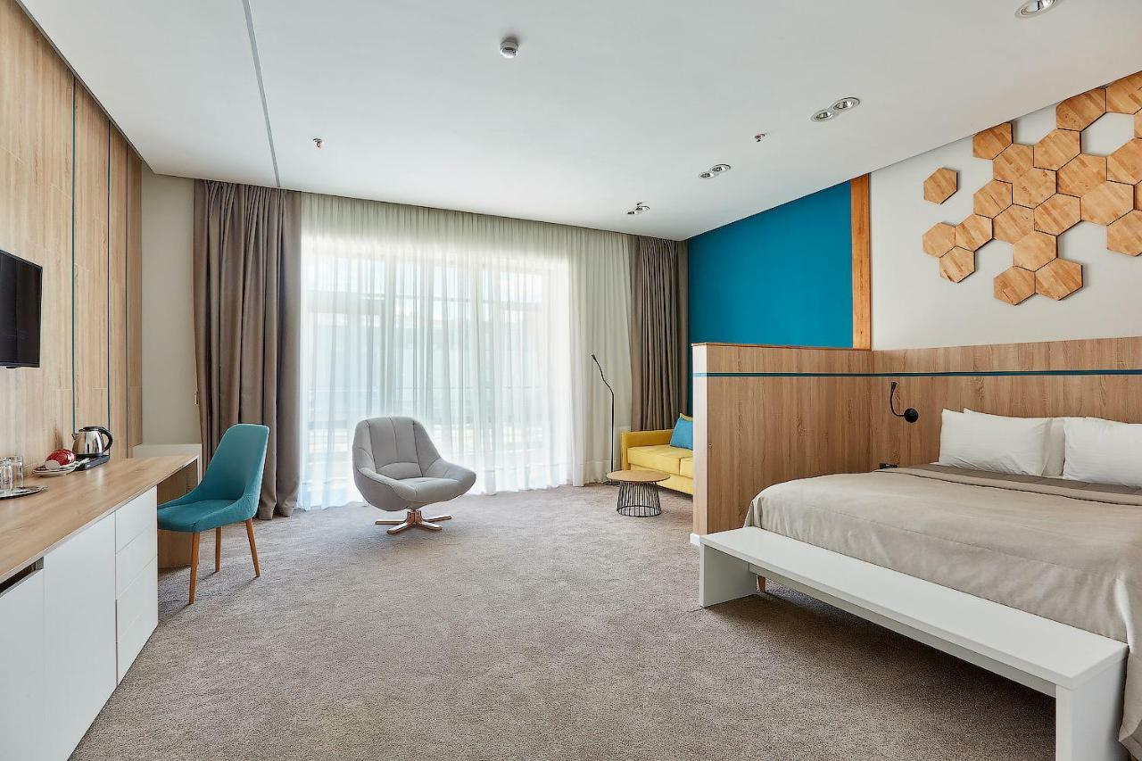 Aqua-Minsk Hotel Plus Esterno foto